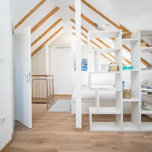 https://tragos-lemon-tree.hotels-in-trogir.com
