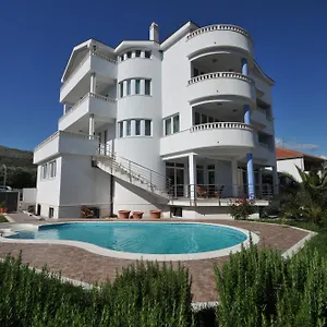 https://apartments-villa-lida.hotels-in-trogir.com