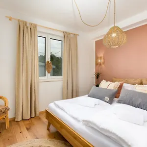 https://in2therooms-giulia.primorje-gorskikotar.com